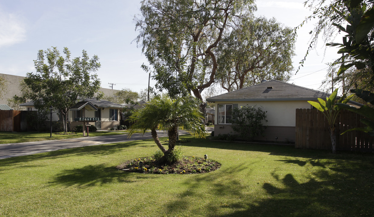 8302 Commonwealth Ave in Buena Park, CA - Foto de edificio