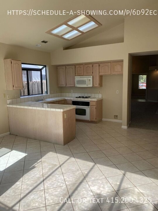 5050 Felicia Way in Elk Grove, CA - Building Photo