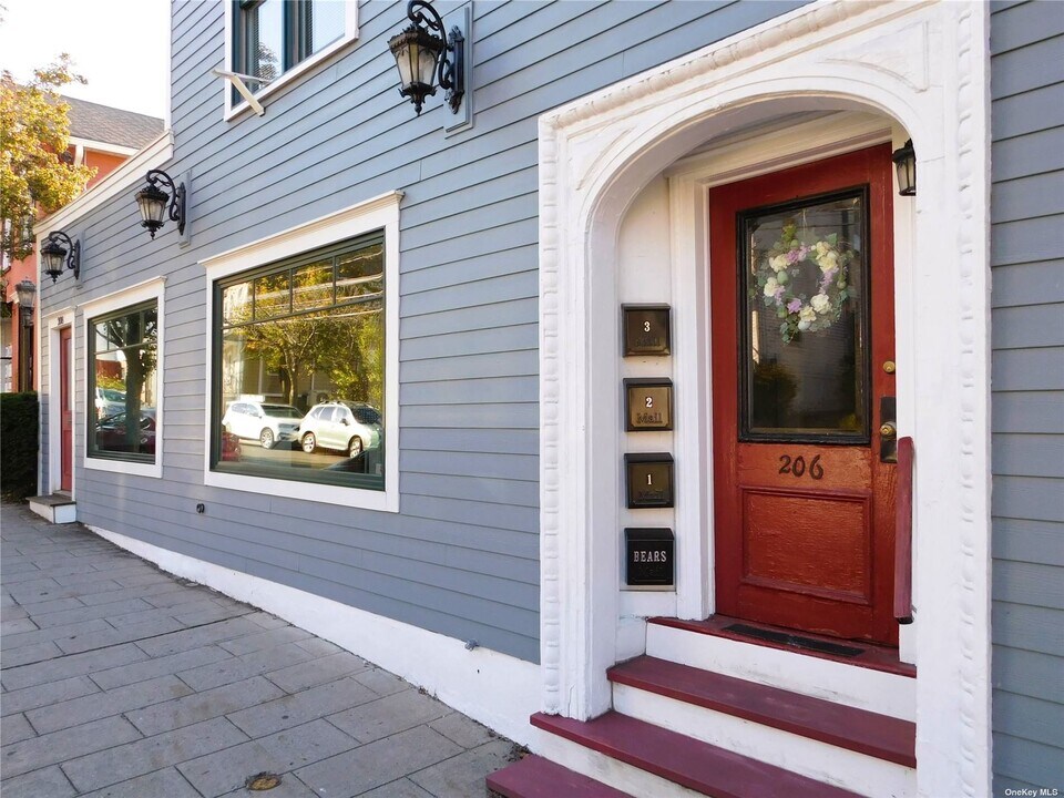 206 E Main St, Unit 3 in Port Jefferson, NY - Building Photo