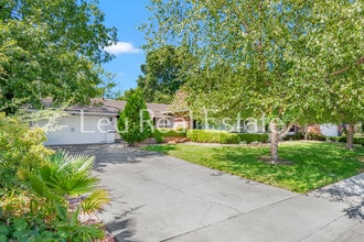 6640 S Land Park Dr in Sacramento, CA - Building Photo - Building Photo