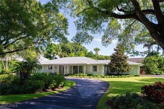 675 Yucca Rd in Naples, FL - Foto de edificio - Building Photo