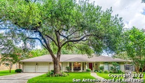 425 Crestwind Dr in San Antonio, TX - Building Photo