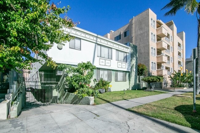 property at 446 S St Andrews Pl