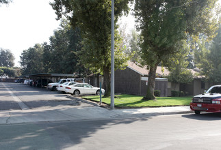 Redwood Apartments in Hanford, CA - Foto de edificio - Building Photo