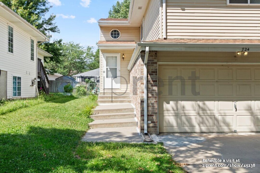 724 W Belmont Ave in Lincoln, NE - Building Photo