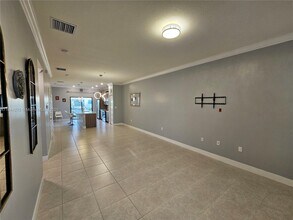 7905 NW 104th Ave in Doral, FL - Foto de edificio - Building Photo