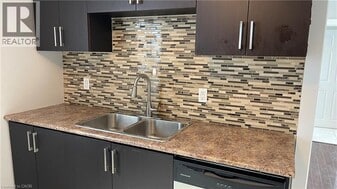 1544 King St E in Hamilton, ON - Building Photo