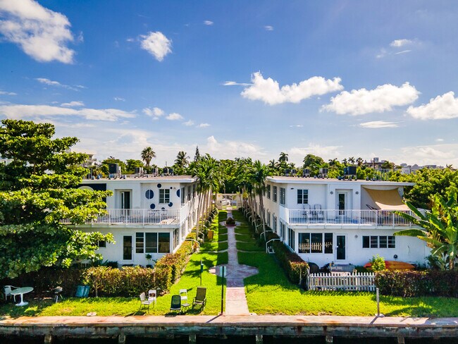 Bayview Townhomes in Miami Beach, FL - Building Photo - Building Photo