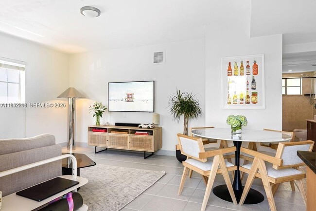 1050 7th St, Unit 2650 in Miami Beach, FL - Building Photo - Building Photo