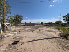 13821 Villalobos Rd in Clint, TX - Foto de edificio - Building Photo