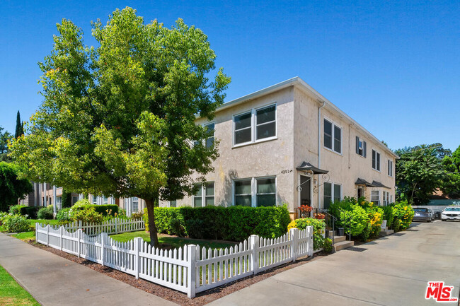 4291 Tujunga Ave in Los Angeles, CA - Foto de edificio - Building Photo