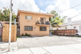 119 SW 8th Ave in Miami, FL - Building Photo - Building Photo