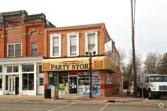 327 N Shiawassee St in Corunna, MI - Building Photo