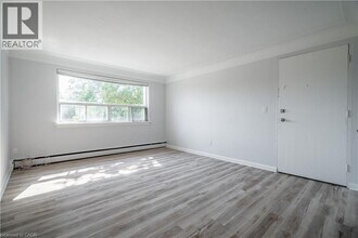 2161 Ghent Ave in Burlington, ON - Building Photo - Building Photo