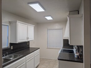 144 Crestwood Blvd in Desoto, TX - Foto de edificio - Building Photo