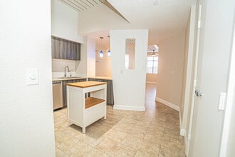 2320 W Azeele St, Unit 311 in Tampa, FL - Building Photo - Building Photo