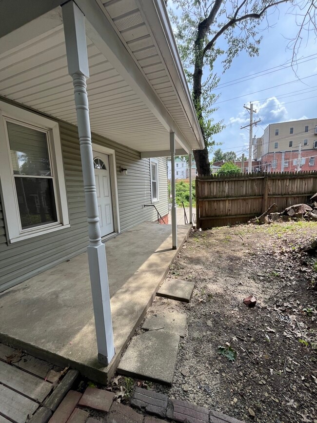 20 Fern St, Unit 20 Fern -Upper Unit in Athens, OH - Foto de edificio - Building Photo