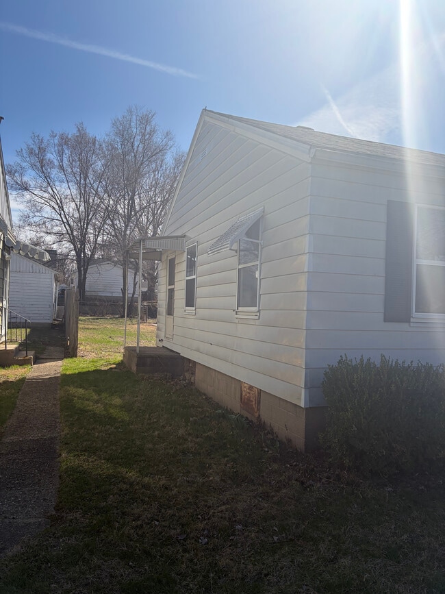 2408 W Wiswall St in Peoria, IL - Building Photo - Building Photo