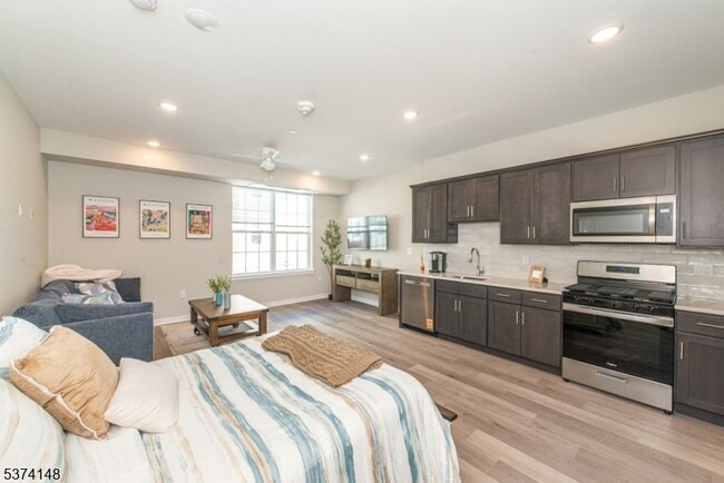 10 Kingsbridge Rd, Unit G121 in Fairfield, NJ - Building Photo - Building Photo