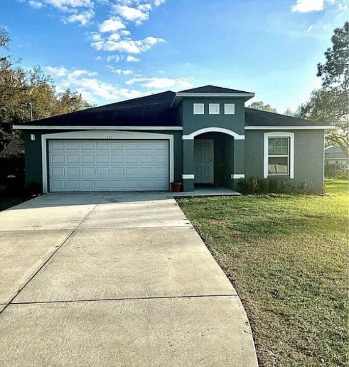 1352 W Pipkin Rd in Lakeland, FL - Building Photo