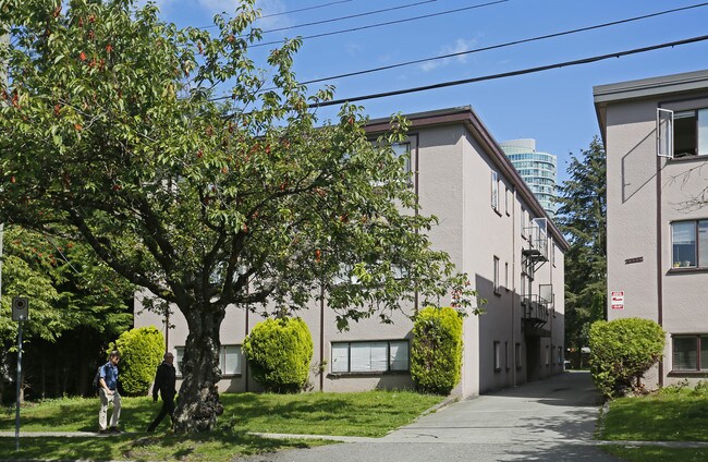 6004 Wilson Ave in Burnaby, BC - Building Photo - Building Photo