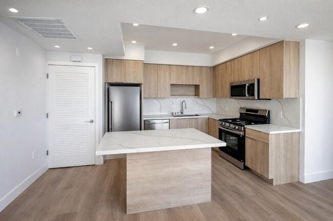 Bedford 46 in Los Angeles, CA - Building Photo - Building Photo