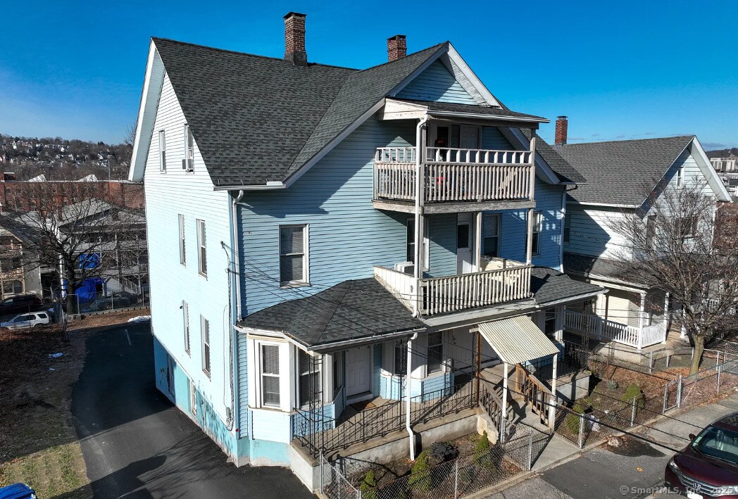 20 Lounsbury Ave in Waterbury, CT - Building Photo