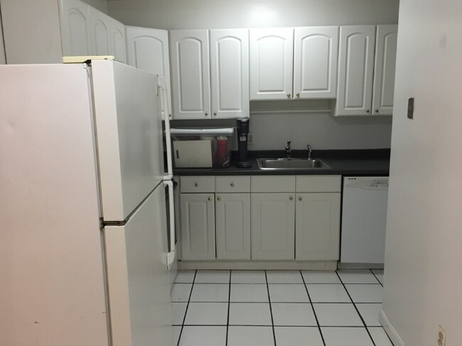1911 Beacon St, Unit B in Brookline, MA - Foto de edificio - Building Photo