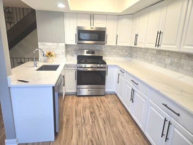 360 W Inverrary Ln in Deerfield, IL - Building Photo - Building Photo