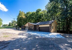 1 Ramsey Dr in Bella Vista, AR - Building Photo