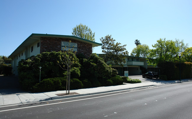 Shore Garden Apartments in San Mateo, CA - Building Photo - Building Photo