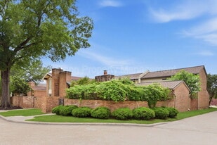 4702 N Cashel Cir in Houston, TX - Building Photo