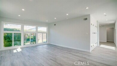 22135 Kittridge St in Los Angeles, CA - Building Photo - Building Photo