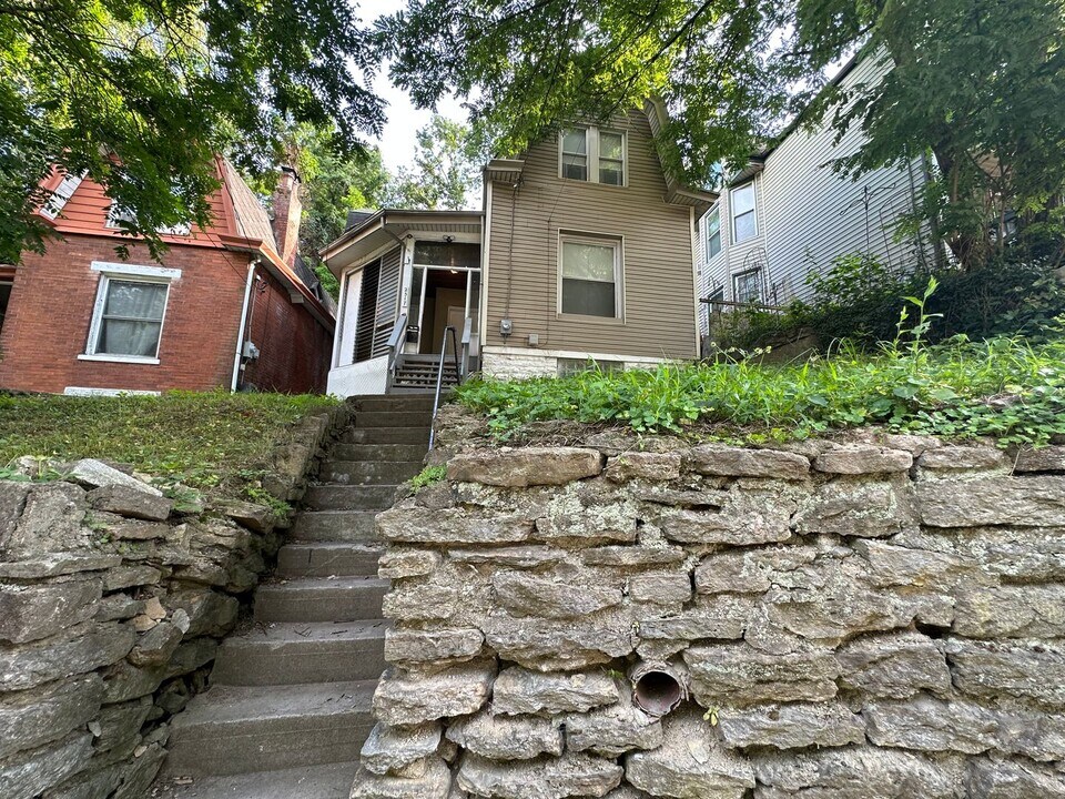 2517 Warsaw Ave in Cincinnati, OH - Building Photo