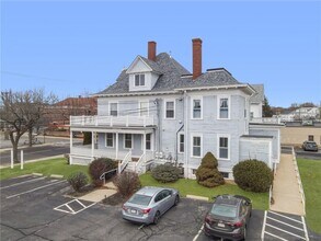 1536 Cranston St in Cranston, RI - Building Photo - Building Photo