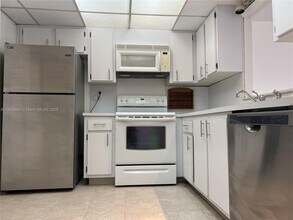 3750 NE 170th St, Unit 400 in North Miami Beach, FL - Foto de edificio - Building Photo