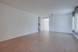893 Via La Venta in San Marcos, CA - Foto de edificio - Building Photo