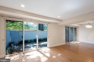 5250 Pooks Hill Rd in Bethesda, MD - Building Photo - Building Photo