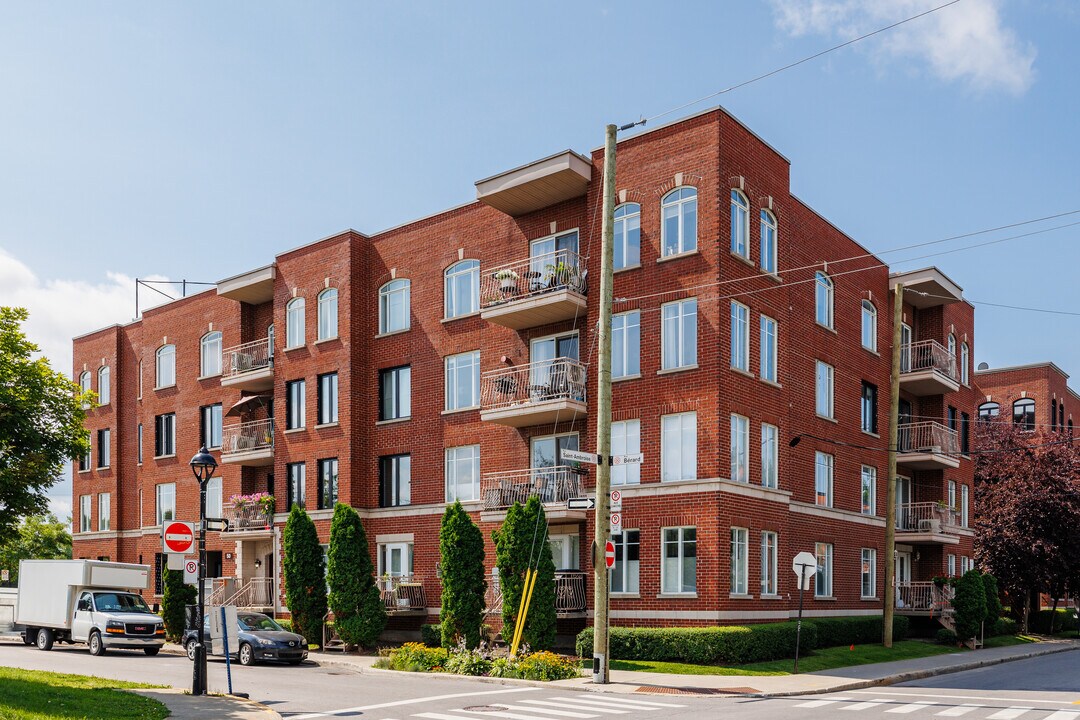 50 Bérard Rue in Montréal, QC - Building Photo