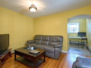 73 Oak St, Unit 1 in Somerville, MA - Building Photo - Building Photo