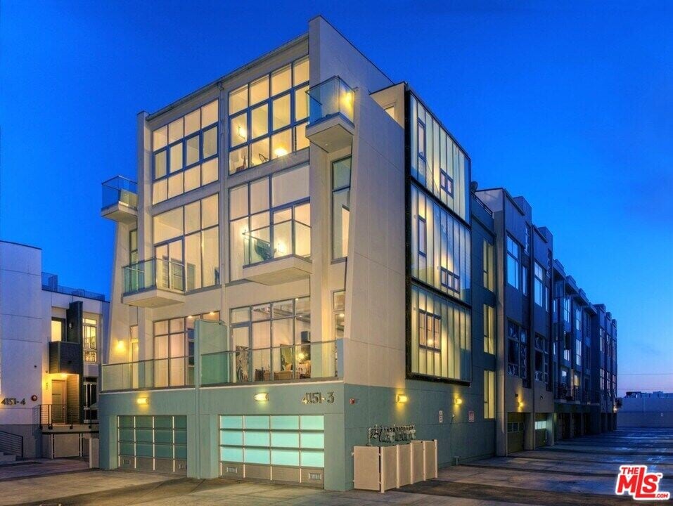 4151 Redwood Ave in Los Angeles, CA - Building Photo