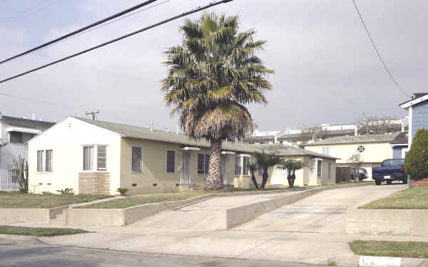 1727 E Hill St in Signal Hill, CA - Foto de edificio