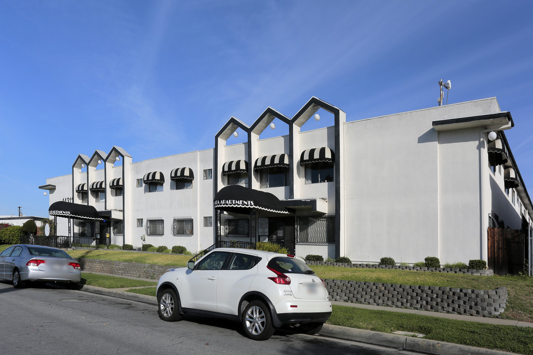 La Mirada Apartments in La Mirada, CA - Building Photo