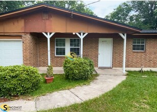 4533 Jade Dr E in Jacksonville, FL - Building Photo - Building Photo