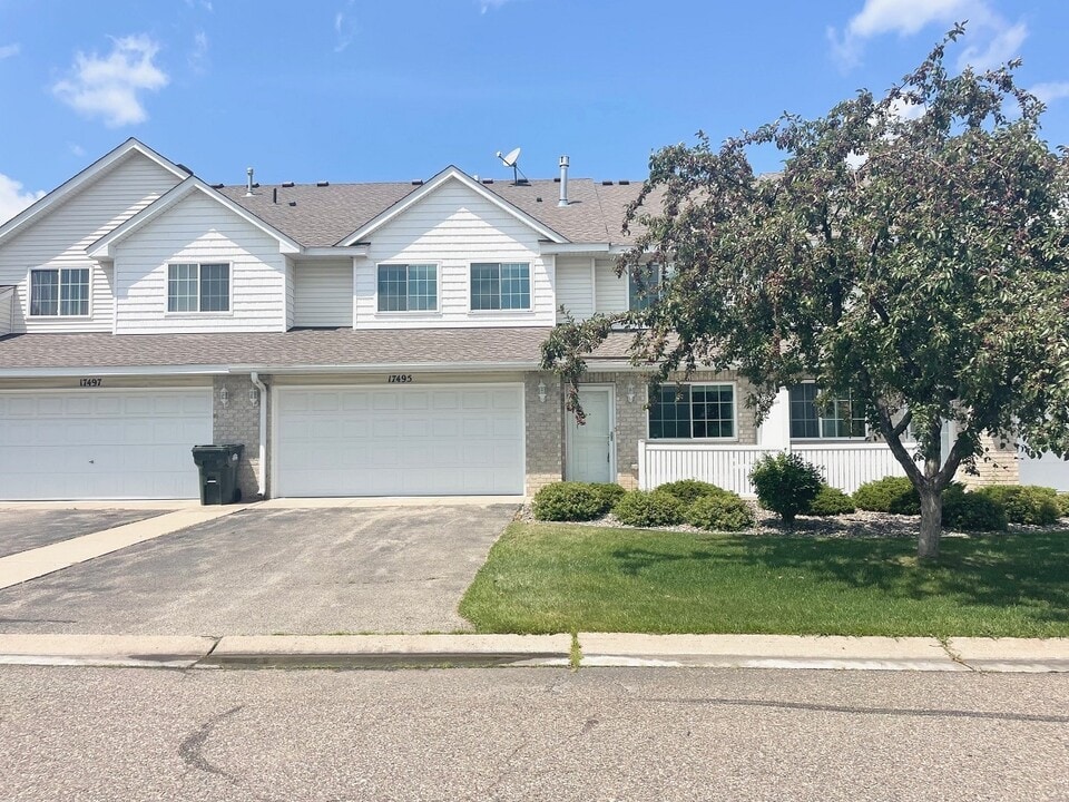 17495 Gettysburg Way in Lakeville, MN - Building Photo