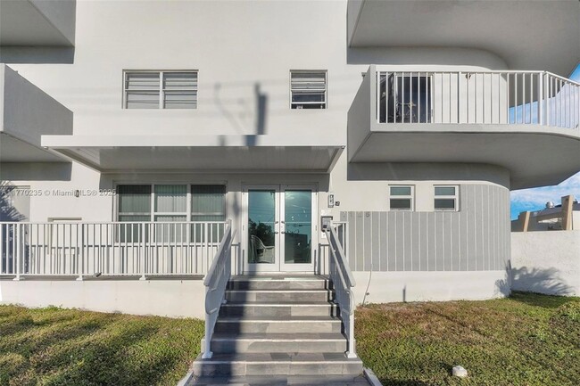 7125 Bonita Dr, Unit 306 in Miami Beach, FL - Foto de edificio - Building Photo