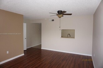 721 N Pine Island Rd, Unit 310 in Plantation, FL - Building Photo - Building Photo