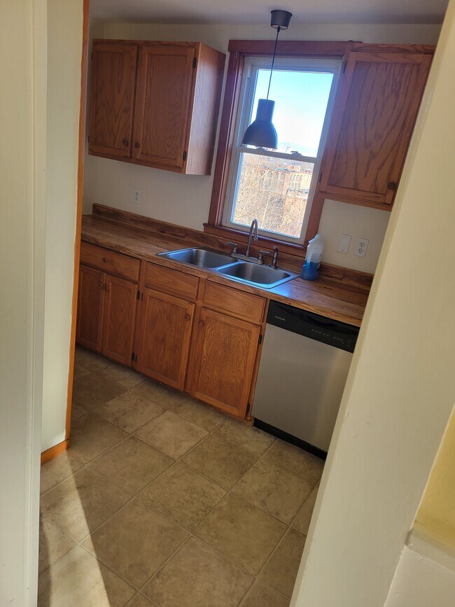 34 Norman St in Clinton, MA - Building Photo - Building Photo