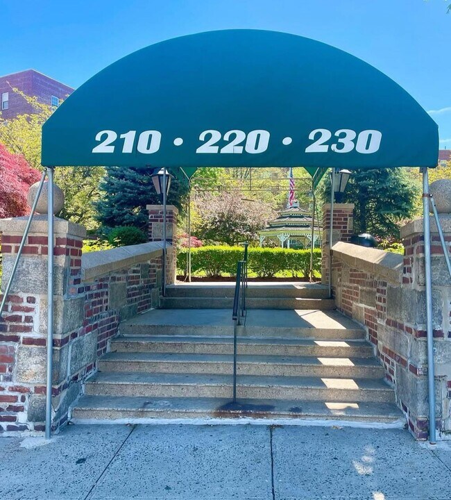 220 Pelham Rd in New Rochelle, NY - Building Photo