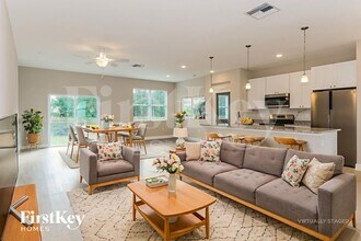 874 Brookfield St SE in Palm Bay, FL - Foto de edificio - Building Photo